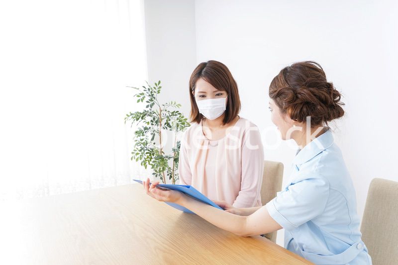 病院で説明を聞く女性
