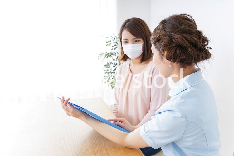 病院で説明を聞く女性