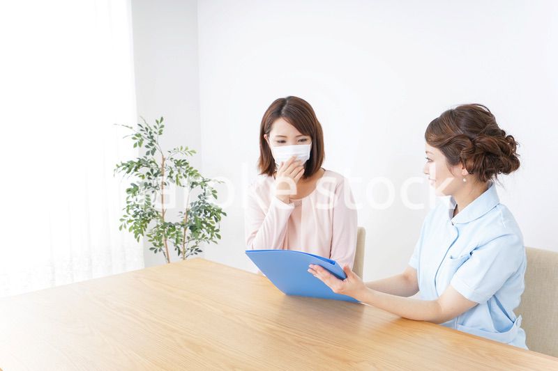 病院で説明を聞く女性