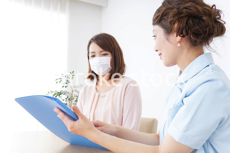 病院で説明を聞く女性