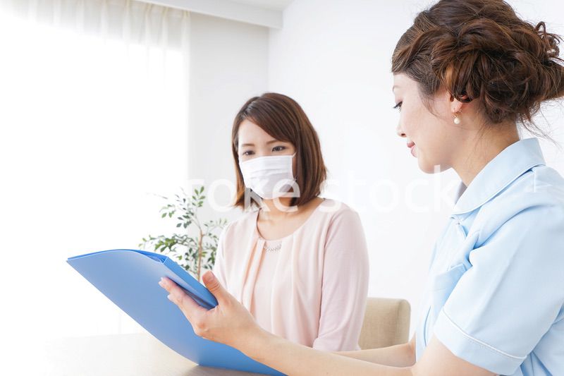 病院で説明を聞く女性