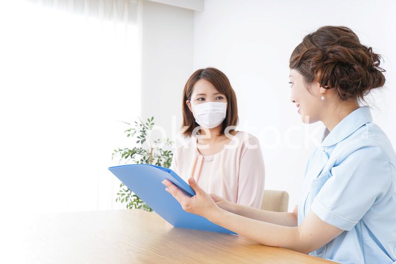 病院で説明を聞く女性