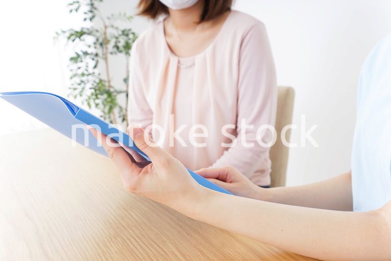 病院で説明を聞く女性