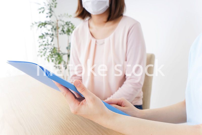 病院で説明を聞く女性