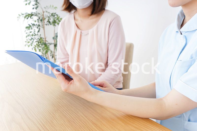 病院で説明を聞く女性