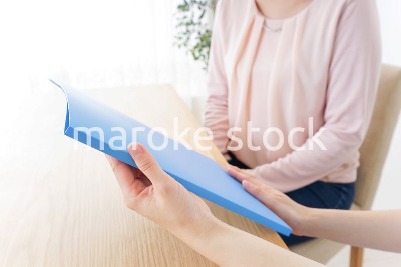 病院で説明を聞く女性