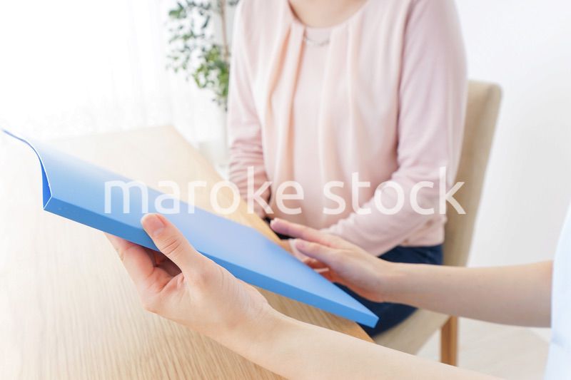 病院で説明を聞く女性