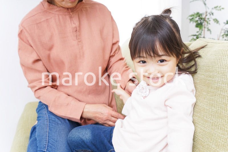 おばあちゃんと遊ぶ子ども