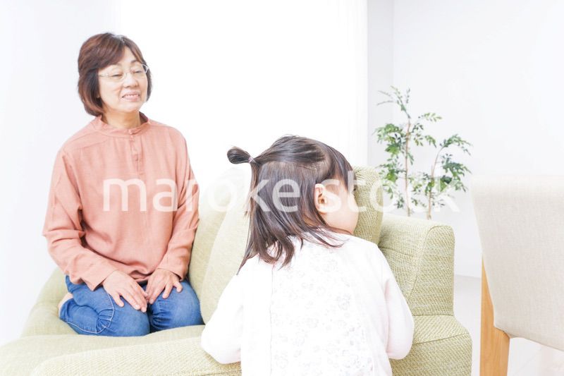 おばあちゃんと遊ぶ子供