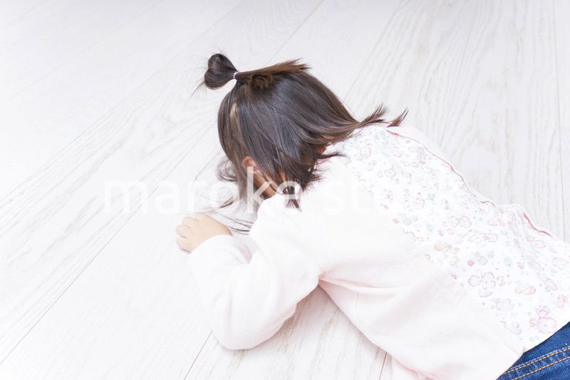 泣く子供