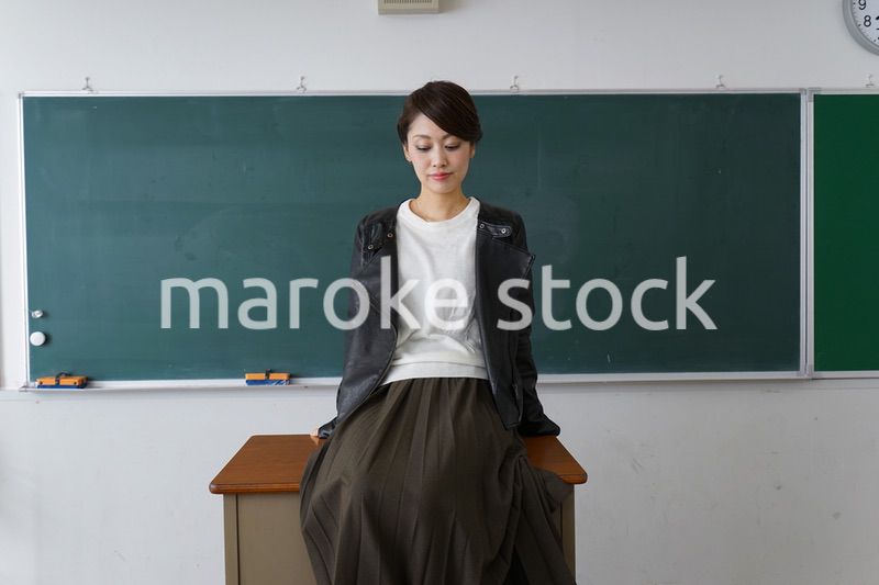 教壇に座る不良学生