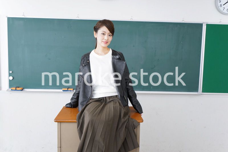 教壇に座る不良学生