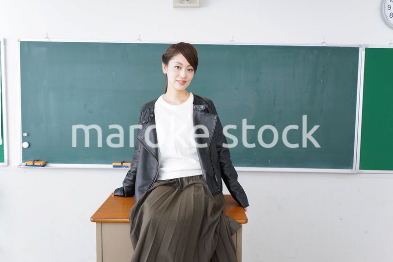 教壇に座る不良学生