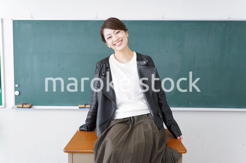 教壇に座る不良学生