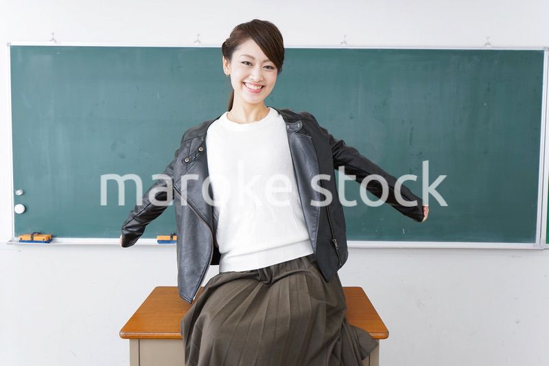 教壇に座る不良学生