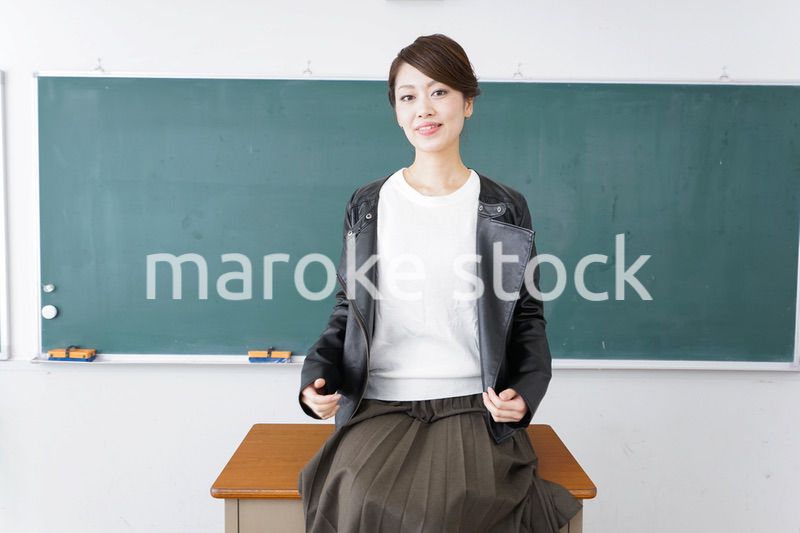 教壇に座る不良学生