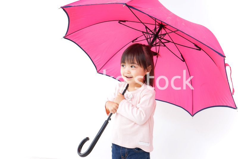 傘をさす子ども