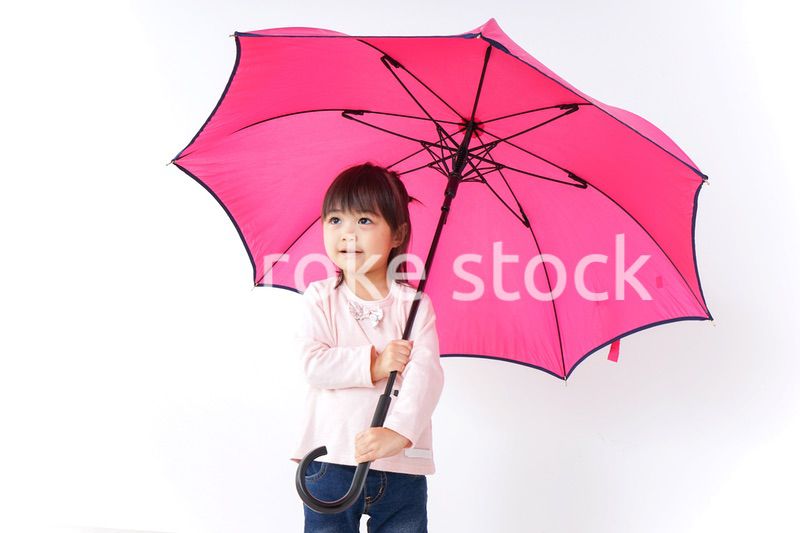 傘をさす子ども