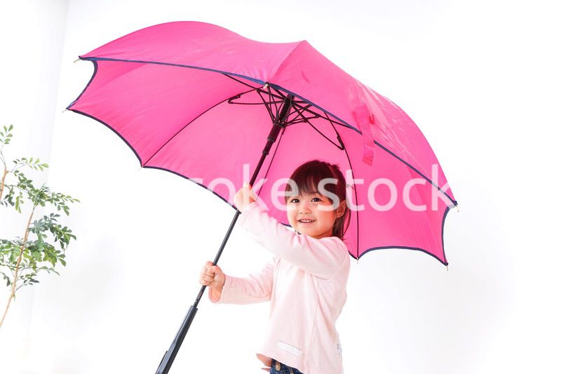 傘をさす子ども