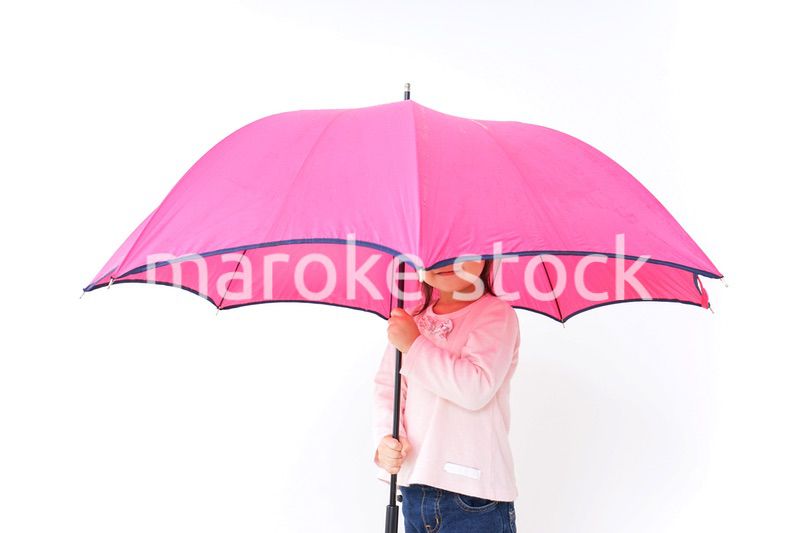 傘をさす子ども