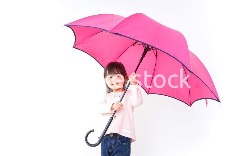 傘をさす子ども