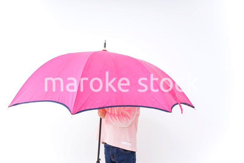 傘をさす子ども