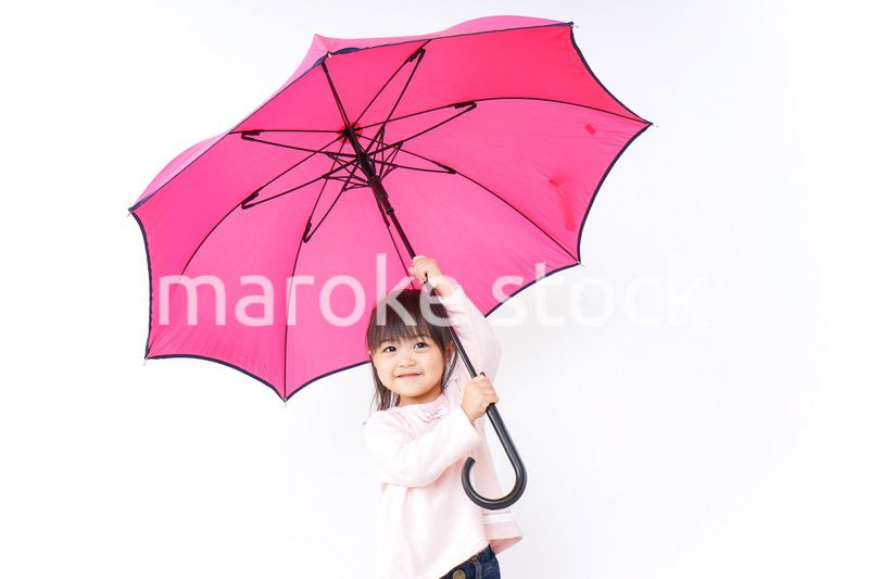 傘をさす子ども