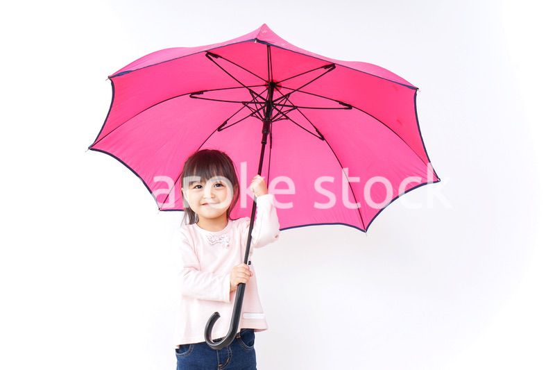 傘をさす子ども