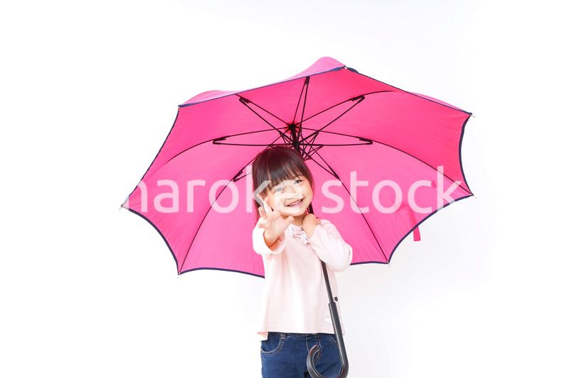 傘をさす子ども