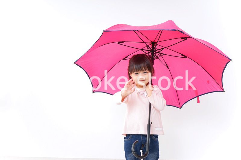 傘をさす子ども