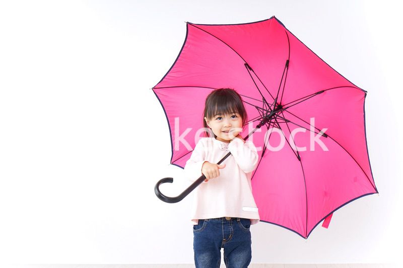 傘をさす子ども