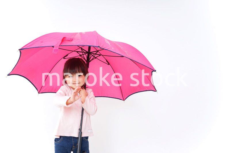 傘をさす子ども