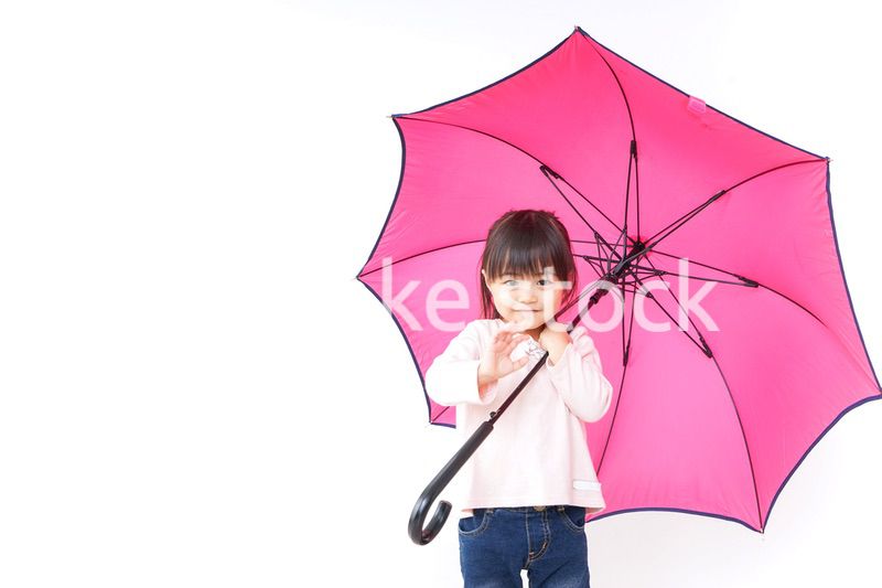 傘をさす子ども