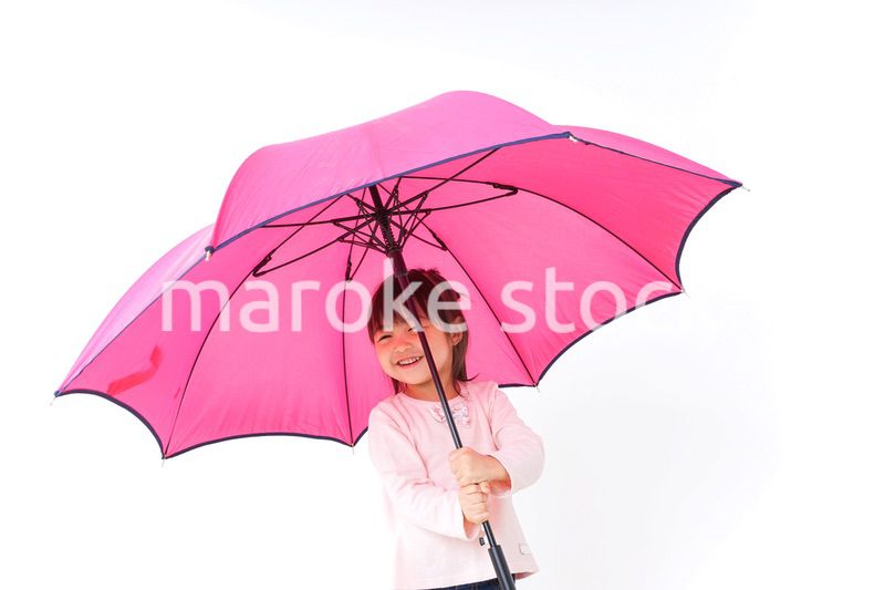 傘をさす子ども