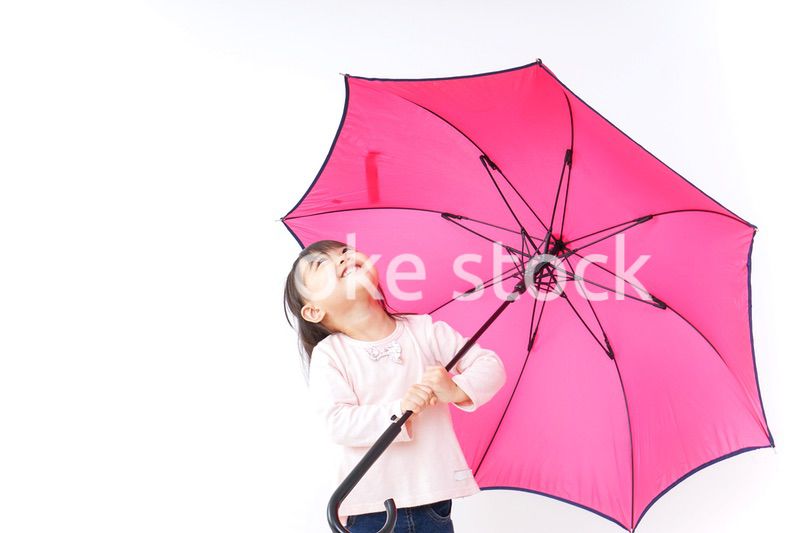 傘をさす子ども