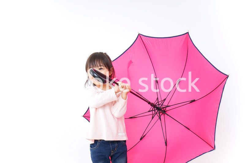 傘をさす子ども