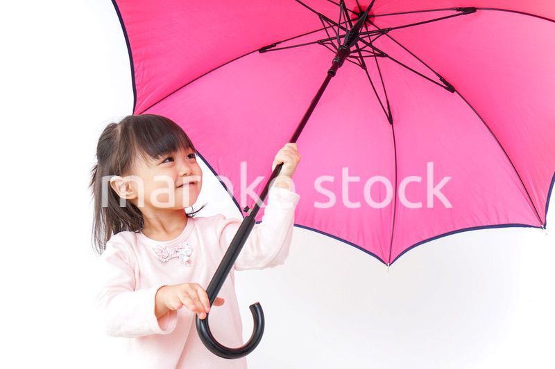 傘をさす子ども