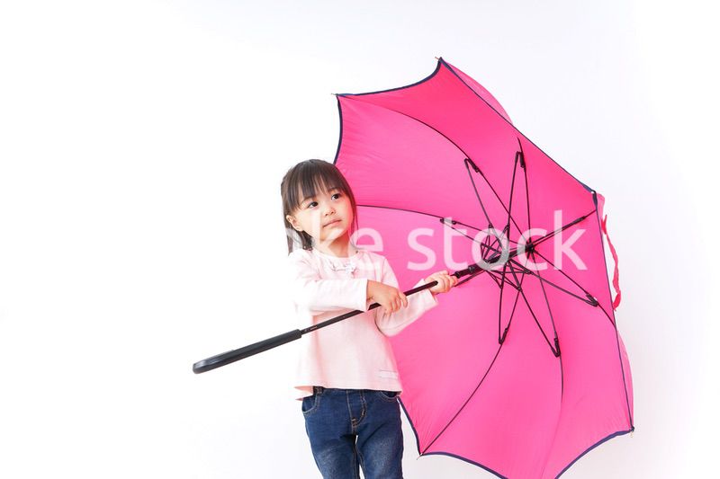 傘をさす子ども