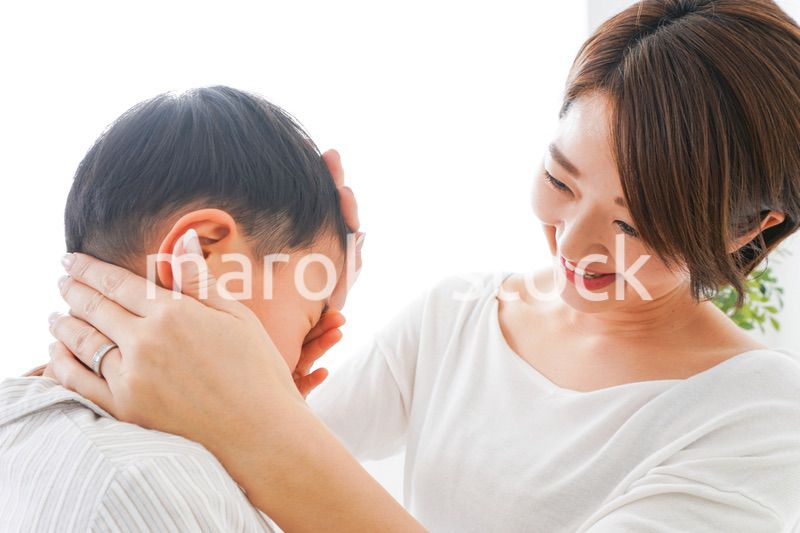 泣く男の子とお母さん