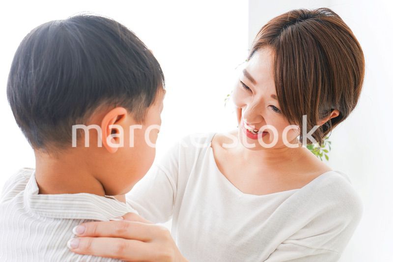 泣く男の子とお母さん