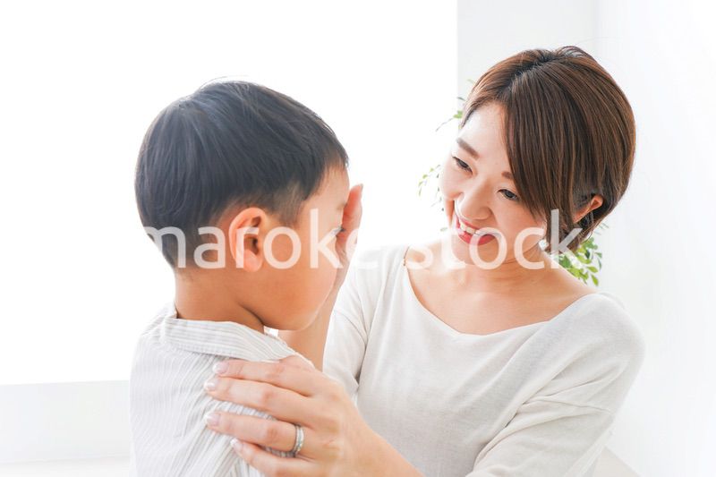 泣く男の子とお母さん