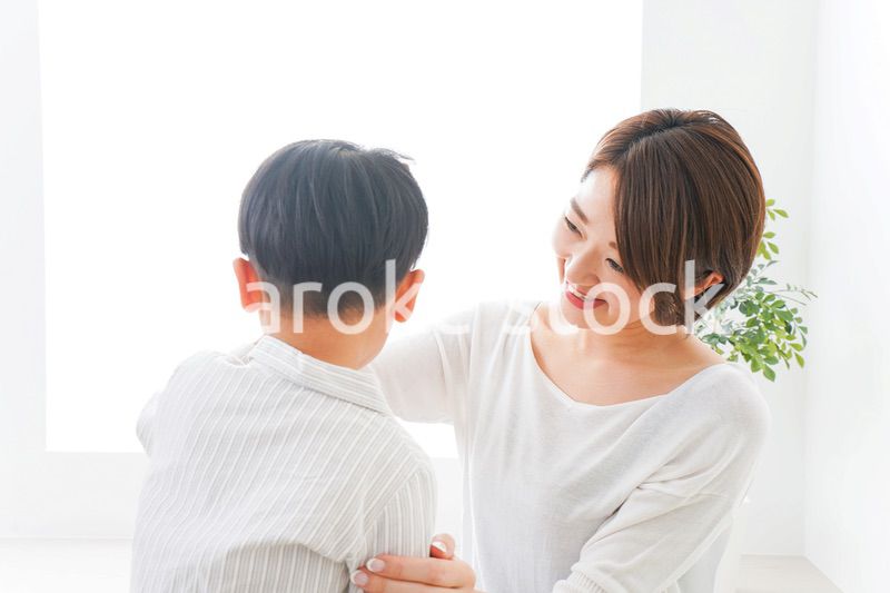 泣く男の子とお母さん