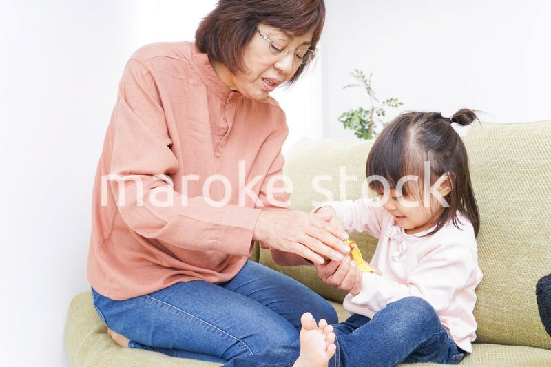 おばあちゃんと遊ぶ子ども