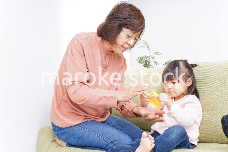 おばあちゃんと遊ぶ子ども