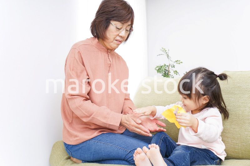 おばあちゃんと遊ぶ子ども