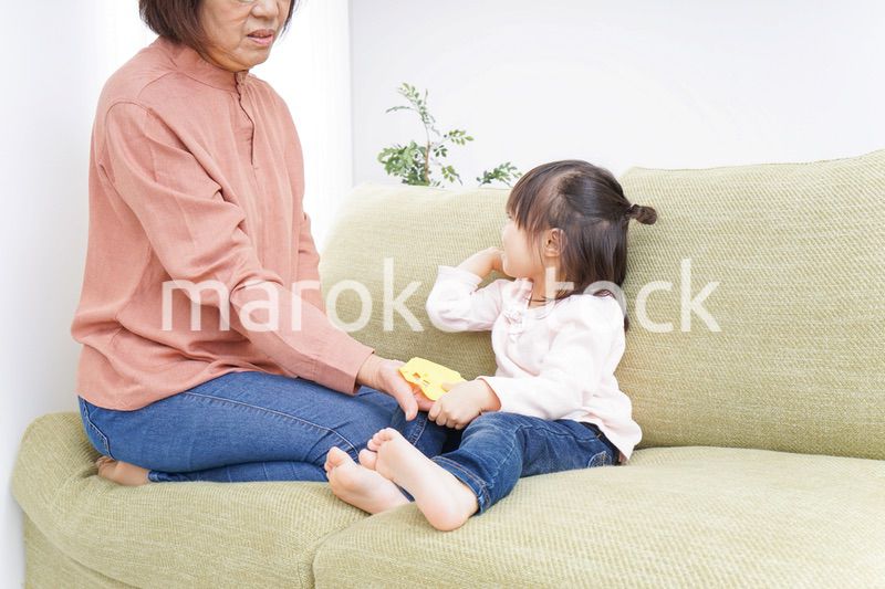 おばあちゃんと遊ぶ子ども