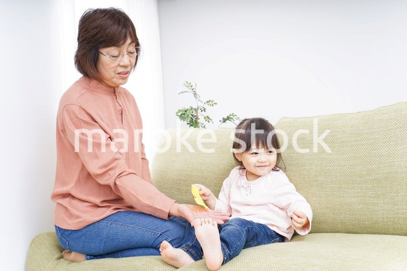 おばあちゃんと遊ぶ子ども