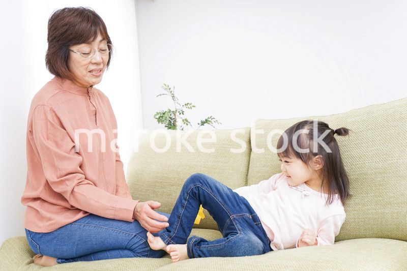 おばあちゃんと遊ぶ子ども