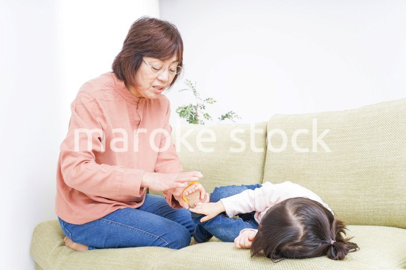 おばあちゃんと遊ぶ子供