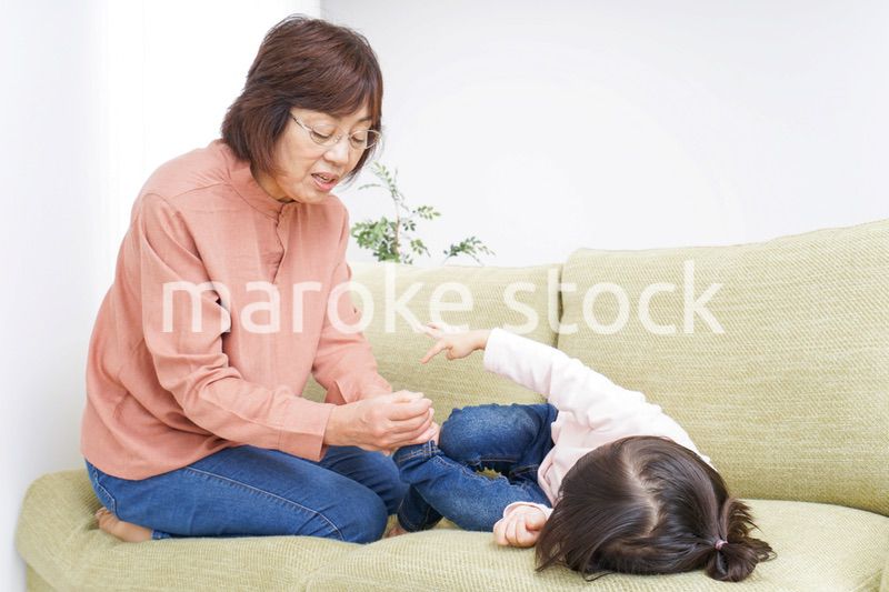 おばあちゃんと遊ぶ子ども